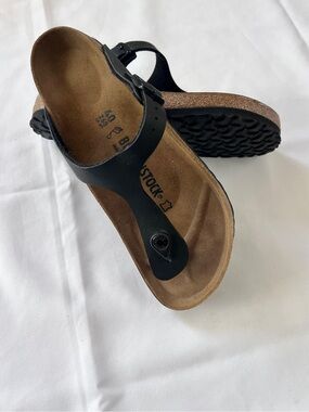 Birkenstock Gizeh Women's Black Thong Sandals with Brown Footbed